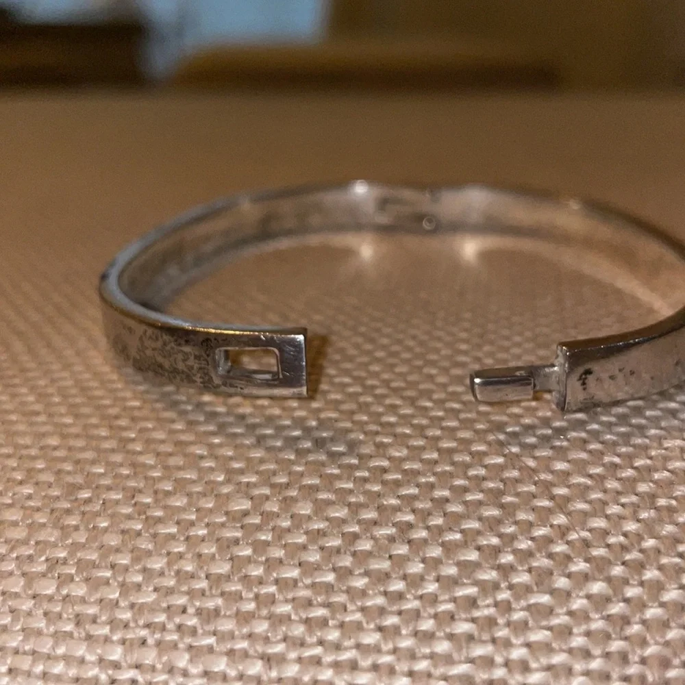 Sterling silver bangle with hinge light closure - Picture 5 of 5